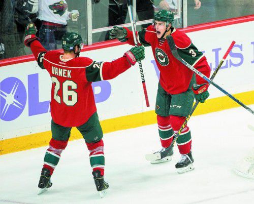 Thomas Vanek jubelt mit Torschütze Charlie Coyle über den 4:3-Siegtreffer gegen Edmonton.