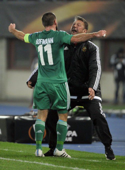 Torschütze Steffen Hofmann mit Trainer Zoran Barisic.