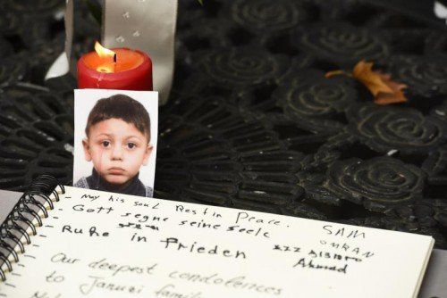 Trauer um den vierjährigen Mohamed: Menschen zünden vor dem Amt für Gesundheit und Soziales – dem Ort des Verschwindens – Kerzen an.