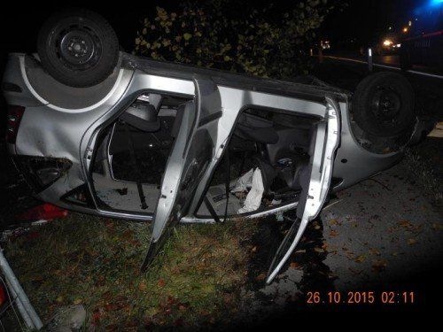 Trotz des Überschlags und Zusammenstoßes mit einem Baum wurde nur einer der vier Insassen verletzt.