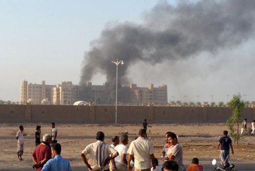 Über dem Al-Kasr-Hotel in Aden, in dem jemenitische Regierungsmitglieder wohnen, stiegen nach dem Attentat Rauchsäulen auf.