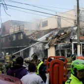 Kleinflieger stürzt in Bogota in eine Bäckerei
