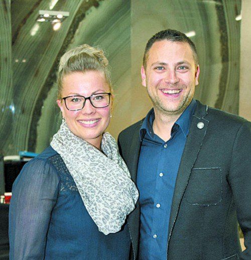 Verkaufsleiter Patrick Schwärzler mit Iris Gälle.