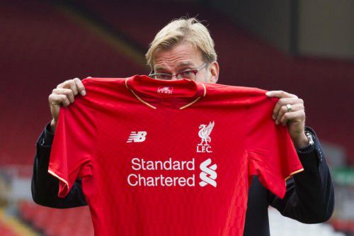 Versteckspiel nur für den Fotografen: Reds-Coach Jürgen Klopp.