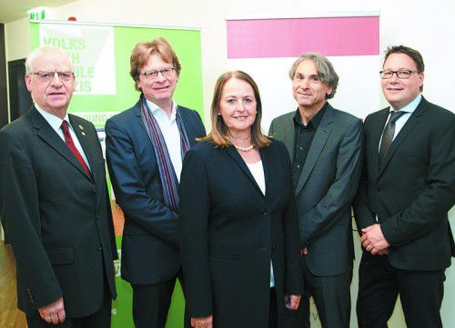 Vorsitzender Wolfgang Türtscher, Generalsekretär Gerhard Bisovsky, Monika Reis (VHS Hohenems), Festredner Rudolf Egger und Direktor Stefan Fischnaller (v. l.). bei der Jubiläumsfeier am Garnmarkt.