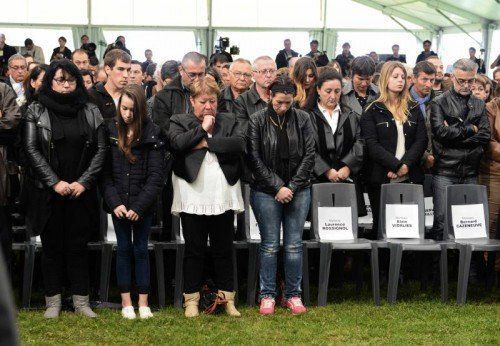 Zahlreiche Familienangehörige und Freunde gedenken der 43 Todesopfer. Noch immer ist die genaue Unglücksursache unklar. Foto: Reuters