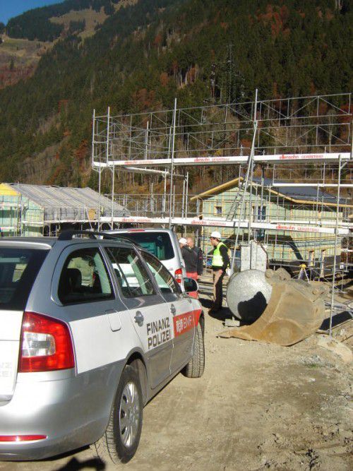 Am Donnerstagvormittag wurden die Arbeiter des Ferienparks von rund 20 Beamten der Finanzpolizei überrascht.