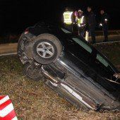 Auto landet im Graben