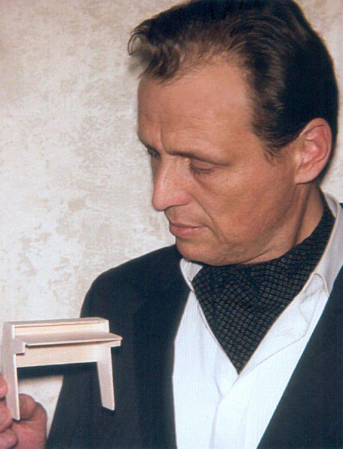 Architekt und Künstler Daniel Büchel mit dem Modell eines Sekretärs von "Magdas Hotel". Foto: Heinrich Büchel