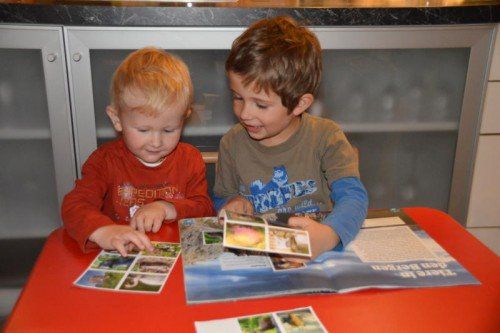 Auch bei Jacob (4) und Johannes (2) Amann aus Thüringen wird fleißig geklebt.