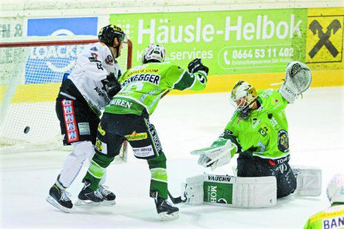 Das 1:0 des EHC im Derby gegen den Bregenzerwald: Toni Saarinen stört Jürgen Fussenegger, Martin Oraze lässt mit einem Weitschuss Torhüter Christof Schwendinger keine Chance.
