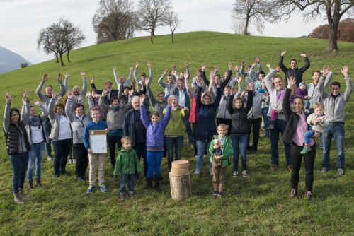 Das Siegerteam: Die Milchlieferanten aus den „Dreiklanggemeinden“ mit den Mitarbeitern der Sennerei Schnifis.