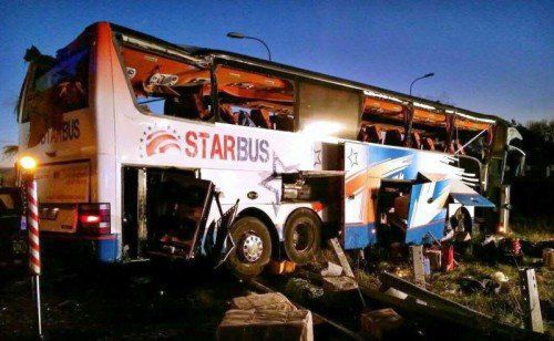 Der Bus soll sich überschlagen haben, bevor er wieder auf den Rädern zu stehen kam.