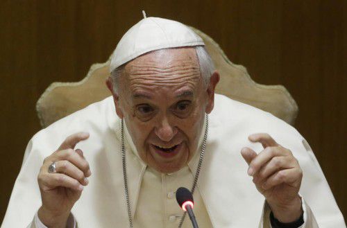 Der Papst beklagt, dass die Tischkultur zunehmend verloren gehe.
