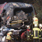 Regionalzug rast in  Schwertransporter
