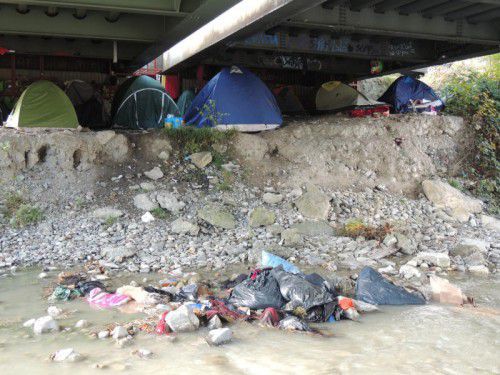 Derzeit schlafen Familien in Zelten unter der Eisenbahnbrücke an der Ach.