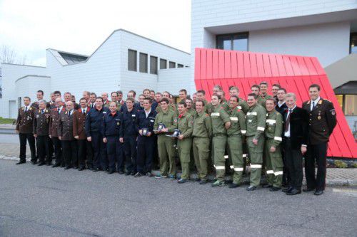 Die „Goldenen Feuerwehrleute“ mit Prüfungskommission und Gästen.