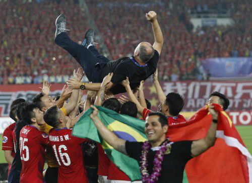 Die Guangzhou-Spieler feiern Trainer Luiz Felipe Scolari.