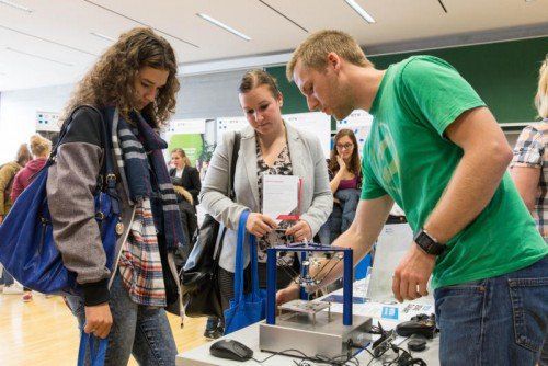 Die Jugendlichen konnten sich an den Informationsständen über die unterschiedlichen Studienrichtungen schlau machen.