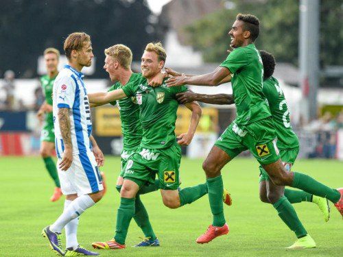 Die jungen, wilden Austrianer Pius Grabher, Julian Wießmeier und Seifedin Chabbi (v. l. im grünen Trikot) wollen auch heute gegen Wr. Neustadt wieder jubeln.