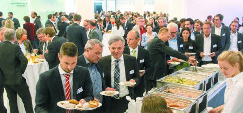 Die mehr als 600 Besucher des Wirtschaftsforums ließen sich in den Pausen bei Small Talk und Erfahrungsaustausch von Gaumenfreuden von Caterer Eventz am Buffet verwöhnen.
