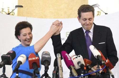 „High-five“ von Heinisch-Hosek und Mahrer im November 2015. APA