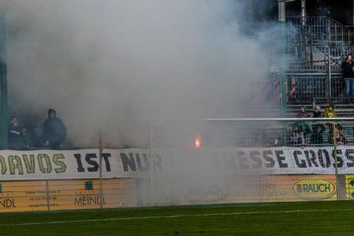 Die Unruhen während des Spiels arteten nach dem Schlusspfiff in Steinwürfe aus.