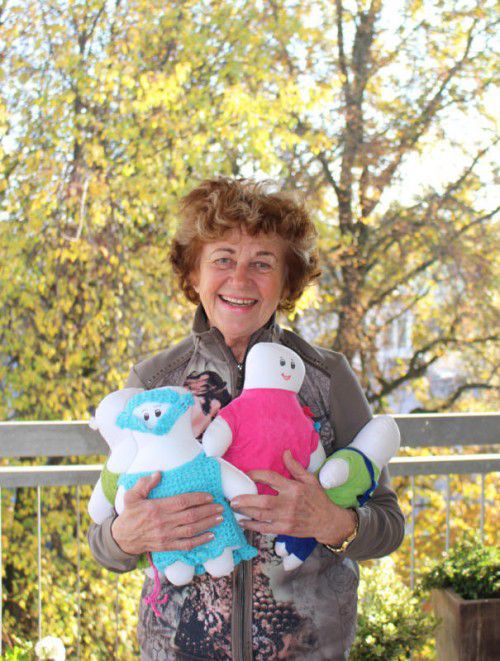 Diese Puppen bringt Stefanie Keßler krebskranken Kindern im Spital vorbei.