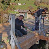 Neues Holz für alte Brücke in Außerbraz