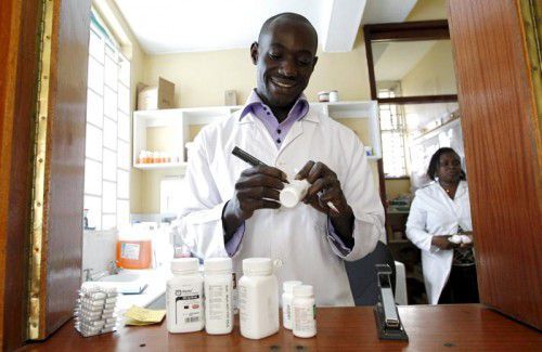 Ein Apotheker beschriftet in Kenias Hauptstadt Nairobi antiretrovirale Medikamente für HIV-Patienten.
