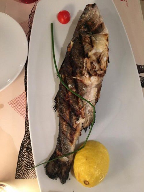 Ein Genuss: der im Ganzen gegrillte Wolfsbarsch.
