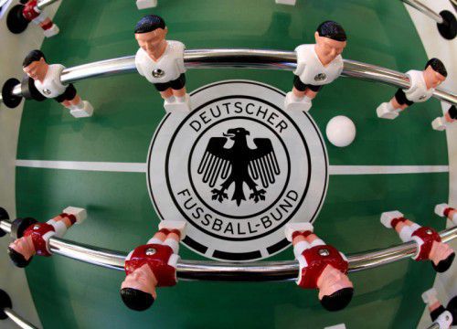 Ein verworrenes Spiel: Die Macher im Deutschen Fußball-Bund stehen im Zentrum der WM-Affäre.