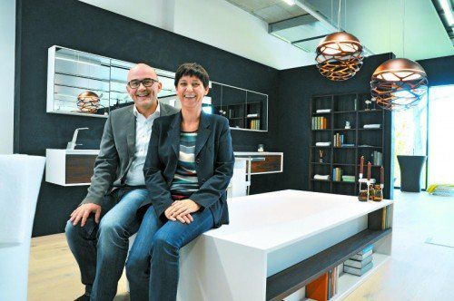 Einkaufsleiter und Prokurist Oliver Wehinger mit der Leiterin des Bäderparks Hohenems, Birgit Tichy.