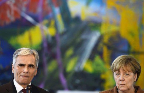 Faymann (l.) und Merkel in Berlin: Registrierungszentren sollen endlich faire Verteilung in Europa schaffen.