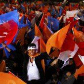 Erdogans AKP fährt haushohen Sieg ein