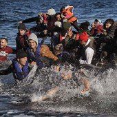 218.400 Menschen flohen im Oktober über das Mittelmeer