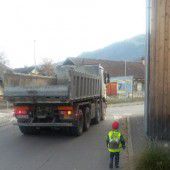 Fehlender Gehweg nahe dem Kindergarten