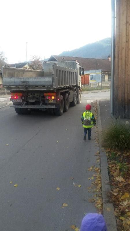 Dornbirn. Diese Szene hat ein Forumsleser in der Straße „Im Böckler“ aufgenommen und regt an, hier einen Gehsteig für die Schulkinder zu schaffen, damit sie nicht auf der Straße laufen müssen. Das sei baulich allerdings nicht zu machen, heißt es von der Stadt. Man will die Situation stattdessen mit Markierungen verbessern.