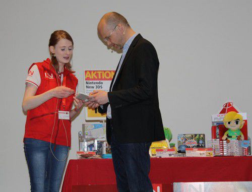 Julia Sermann im Verkaufsgespräch. Mit ihrer Beratung zum Nintendo 3DS überzeugte sie die Jury.