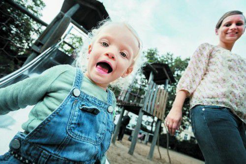 Kinder sind bei Scheidungen oft Leidtragende. Besuchscafés helfen, Kontakt zu beiden Elternteilen zu halten. 