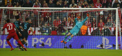Kurz vor der Pause sorgte ÖFB-Kicker David Alaba (Nummer 27) mit einem satten Weitschuss für das vorentscheidende 3:0 für die Bayern gegen Arsenal.
