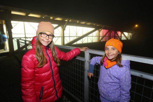 Lucca und Lea zählten gestern Abend zu den ersten und jüngsten Passanten auf der neuen Kunstbrücke.
