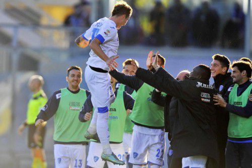 Marcel Büchel wird nach seinem Treffer zur zwischenzeitlichen 2:0-Führung von seinen Mitspielern frenetisch gefeiert.