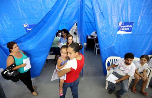 Menschen in Brasilien lassen sich auf Dengue-Fieber testen. Dengue wird wie das neue Zika-Virus von der Mücke Aedes aegypti übertragen.