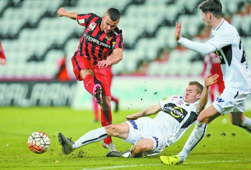 Mit aller Macht stemmte sich Lukas Jäger gegen die Angriffe der Admira. Im Bild sehr erfolgreich gegen Srdjan Spiridonovic, den Besten im Team der Südstädter.