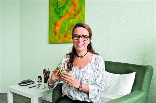 Mit der Push-up-Blume symbolisiert Gabriele Kofler die Strategien des Natur-Coachings.