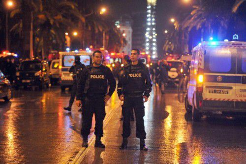 Nach der Explosion in Tunis blockierte die Polizei die Straße.