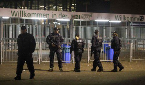 Normaler Liga-Alltag oder nur eine Ausnahme? Schwer bewaffnete Polizei rund um die Fußballstadien.