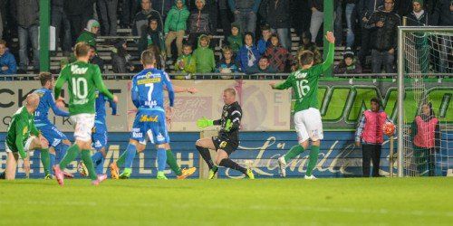 Peter Haring, im Bild rechts mit der Nummer 16, hat sich bei der Austria in die Stammformation gespielt.