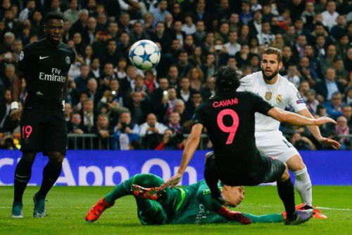 PSG-Stürmer Edinson Cavani (Mitte) mit dem Versuch eines Torschusses gegen Real-Keeper Keylor Navas.
